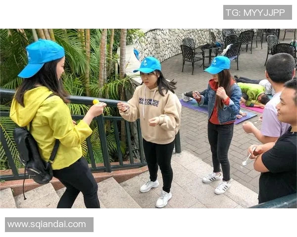 双胞胎兄弟携手挑战花式足球极限展现默契与技巧的精彩瞬间